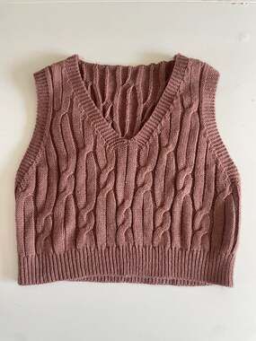 Cable Knit V-Neck Cropped Sweater Vest in Mauve Medium Size 03
